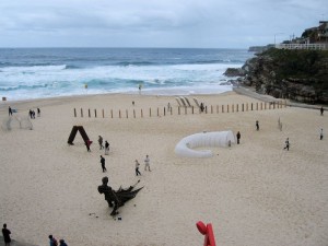 Australia, Sydney, sculture in spiaggia a Bondi Beach, mostra fotografica “Il mare, la sua vita, il suo contesto”, Lerici, Circolo della vela Erix, 19-28 settembre 2014    (2006)    (foto Giorgio Pagano).