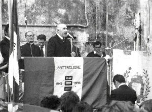 Eugenio Lenzi a una manifestazione a Montedivalli per il 25 aprile,  con Flavio Bertone "Walter" e don Raffaele Galindo (foto archivio  famiglia Lenzi) 