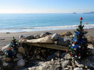 Spiaggia di Punta Corvo, presepe e albero di Natale  (2017)  (foto Giorgio Pagano) 