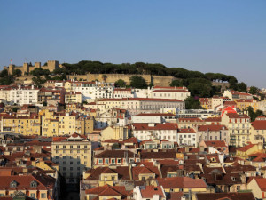  Lisbona, la Baixa e il Castelo de Sao Jorge dal Miradouro de San Pedro de Alcantara    (2015)    (foto Giorgio Pagano) 