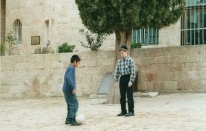 Gerusalemme, bambini ebrei    (2005)    (foto Giorgio Pagano) 