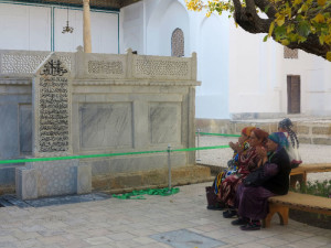 Bukhara, donne che pregano nel santuario Khoja Bakhouddin Naqshbandi  (2017)  (foto Giorgio Pagano) 