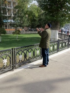 Tashkent, uomo che prega in strada  (2017)  (foto Giorgio Pagano) 