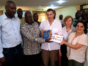 Burkina Faso, dono dello stemma del Comune della Spezia ai Sindaci burkinabé  (2018)  (foto Luca Mozzachiodi) 