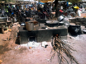 Burkina Faso, la cottura del miglio per la produzione della birra  (2018)  (foto Luca Mozzachiodi)