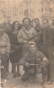 Piazza Verdi, sfilata del 25 aprile 1945: Aldo Maneschi è in basso, in ginocchio (archivio della famiglia Maneschi) 