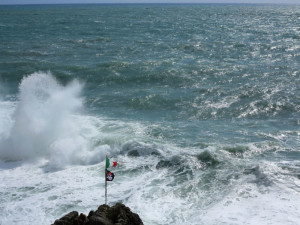 Riomaggiore, mareggiata, mostra "La forma dell'acqua", Lerici, Enoteca Baroni, 17-31 maggio 2018  (2016)  (foto Giorgio Pagano)