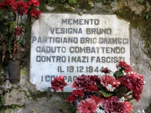 Sesta Godano, Cornice, targa in memoria del partigiano Bruno Vesigna  (2014)  (foto Giorgio Pagano)