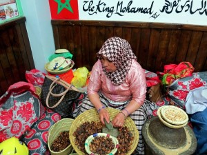 Marrakech, suq, donne al lavoro per produrre argan  (2018)  (foto Giorgio Pagano)