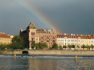 Praga, la riva del fiume Moldava, 2005 (foto Giorgio Pagano).