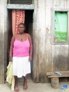 Sao Tomé e Principe, Diogo Vaz, donna all'ingresso di una baracca  (2015)  (foto Giorgio Pagano)