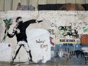 Palestina, muro di Betlemme, Palestinese che lancia un mazzo di fiori, graffito di Banksy  (2018)  (foto Giorgio Pagano)