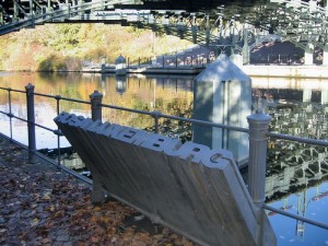 Berlino, Memoriale di Rosa Luxemburg presso il ponte Lichtenstein sul canale Landwehr, dal quale gli assassini gettarono il suo corpo  (2005)  (foto Giorgio Pagano)