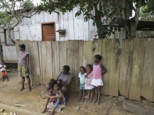Sao Tomé e Principe, Ribeira Afonso, donne e bambini (2015) (foto Giorgio Pagano)