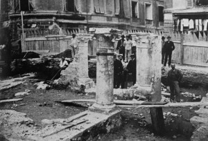 La loggia della Curia trecentesca riaffiora durante la ristrutturazione del Palazzo Comunale - 1904 - foto di Rodolfo Zancolli, dall'Archivio Storico della Mediateca Regionale Sergio Fregoso.