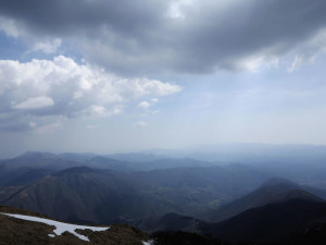 Alta via dei monti liguri, veduta della Val di Vara e del golfo della Spezia dalla vetta del monte Gottero  (2015) (foto Giorgio Pagano)