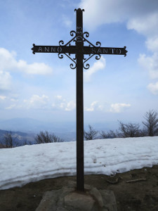 Alta via dei monti liguri, vetta del monte Gottero, la croce in ferro in memoria dell’Anno Santo 1933  (2015) (foto Giorgio Pagano)