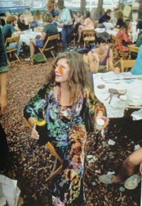 Woodstock, agosto 1969, Janis Joplin al chiosco di ristoro riservato agli artisti del festival (foto Elliot Landy, Landyvision Inc. /Grazia Neri)