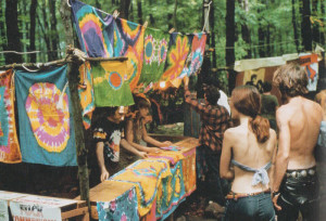 Woostock, agosto 1969, vendita di stoffe colorate (foto Chrales Harbutt-Rapho/Contrasto)