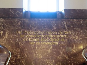 Berlino, Humboldt Universitat, la frase di Marx che accoglie i visitatori: I filosofi hanno interpretato il mondo solo in modo diverso. La cosa importante però è cambiarlo (2007) (foto Giorgio Pagano)
