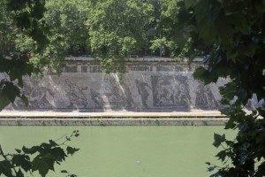 Roma, i murales di William Kentridge sui muraglioni del Tevere (2016) (foto Giorgio Pagano).