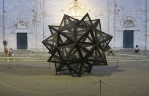 Pietrasanta, Piazza Duomo, un'opera di Jan Fabre (2011) (foto Giorgio Pagano)