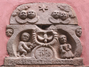 Portovenere, Caruggio, Annunciazione in arenaria (2014) (foto Giorgio Pagano)