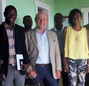 Giorgio Pagano a Sao Tomè e Principe con il Presidente della "Camara" di Lembà e i suoi collaboratori (2016) (foto archivio Giorgio Pagano)