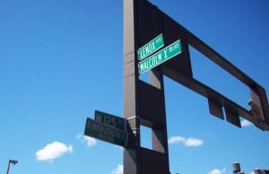 New York, incrocio tra Boulevard Malcolm X e Boulevard Martin Luther King  (2008) (foto Giorgio Pagano)